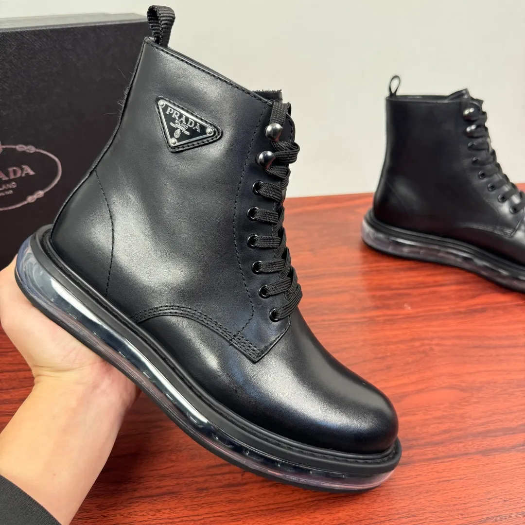 Batch 1020 Prada/Prada classic men's high-top air-cushion casual leather shoes, business formal leather shoes! Exclusive new air-cushion short boots for autumn and winter. Made in Guangdong, please pay attention to the details and pursue high quality. Italian original open-edge bead/matte calfskin styles are available. Low-key luxury, geometric tailoring, motorcycle imported from Germany, precision stitching, simple glossy surface, classic European and American style, clear water chestnuts, extended lace-up upper to better fit the shape of the foot, classic silver metal triangle logo details on the side, simple glossy surface, standard formal wear, full calfskin interior, exclusive gold label foot pads from P family, heel webbing heel, upper foot is stable and comfortable, original ultra-soft air cushion outsole, silver label PRADA letter logo decoration on the heel, rubber bottom layer wrapping, high comfort Excellent anti-slip performance, stitching technology, no slipping off the sole, more durable, 3.5CM thick sole, more adaptable, can enter and exit various occasions, fine workmanship, clear edges and corners of the shoe shape, perfect as a work of art, quality assurance, complete package! Size: 38-39-40-41-42-43-44 Leather shoe size Item number: 2TG242 Cowhide